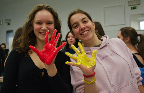 Za slikanje z rokami sta si dijakinji pobarvali dlani z rumeno in rdečo barvo.