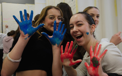 Za slikanje z rokami sta si dijakinji pobarvali dlani z modro in rdečo barvo.