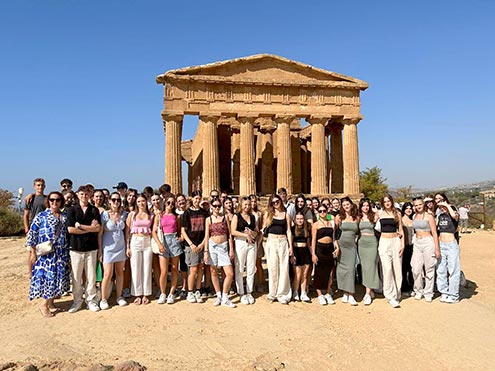 Pred antičnim templjem v Agrigentu
