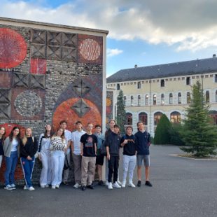 Skupinska fotografija ledincev pred pred Gimnazijo Edmond Perrier