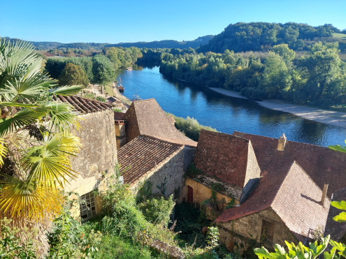 Idilična pokrajina ob reki Dordogne.
