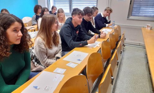 Ledinski dijaki in dijakinje med vajo, pri kateri so si določali krvno skupino