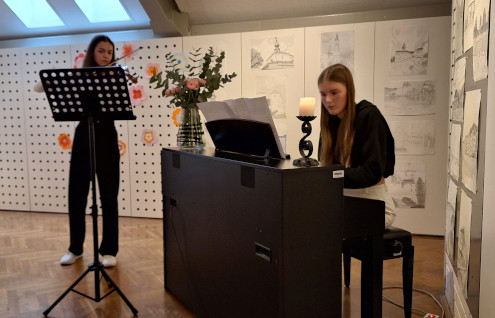 Maja Cek na violini in Nina Kobal na klavirju
