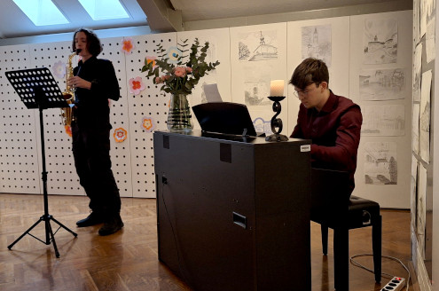 Filip Terpinc na saksofonu in Lev Soklič na klavirju