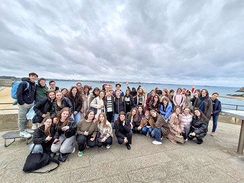 Skupinska fotografija udeležencev ekskurzije na obali Atlantika
