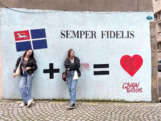 Dijakinji pred grafitom "Semper fidelis"