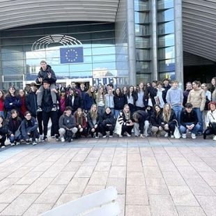Dijaki pred stavbo Evropskega parlamenta v Bruslju