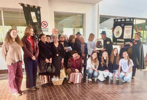 Skupna fotografija slovenskih udeležencev z lokalnimi prebivalci, ki so jim predstavili svoje dejavnosti