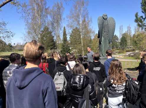 Ravnatelj šole gostiteljice Lauttakylä Upper Secondary School predstavlja zgodovino kraja Huittinen