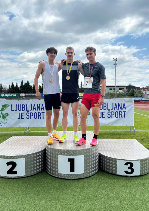 Na stopničke sta se v teku na 2000 m povzpela Ožbej Sinur in Lan Martin Cirman