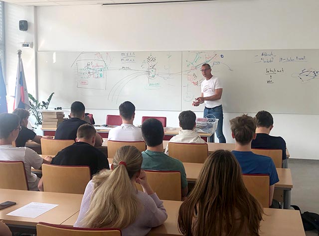 Dijaki v predavalnici poslušajo predavanje prof. Andreja Kosa o zgradbi interneta.