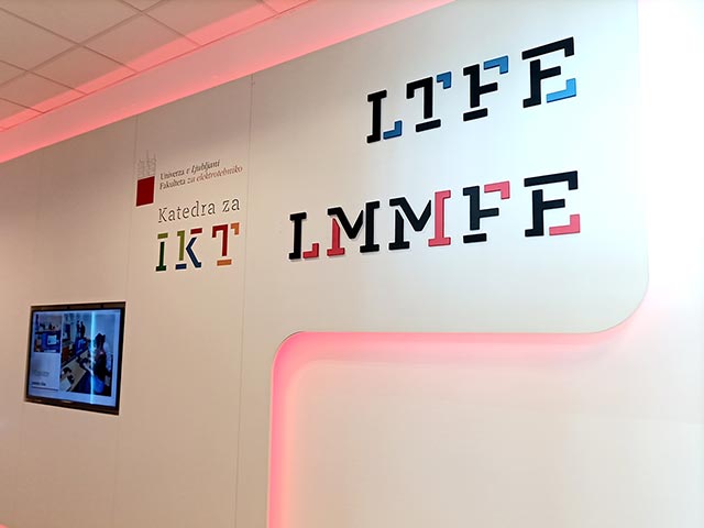 Fotografija prikazuje logotipe Laboratorija za telekomunikacije in Laboratorija za multimedijo, ki delujeta na Fakulteti za elektrotehniko.