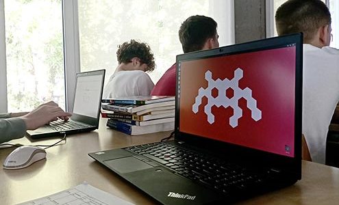 Na fotografiji je videti zaslon prenosnika, ki prikazuje logotip Računalniškega muzeja.