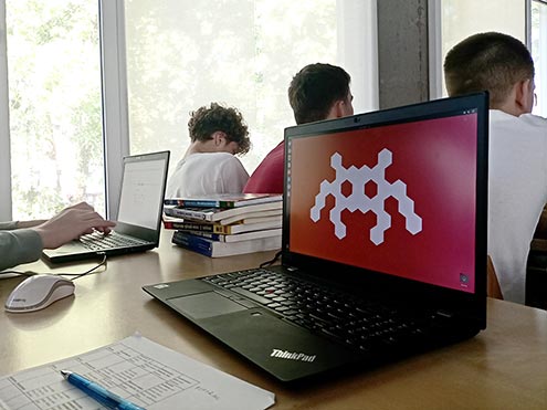 Na fotografiji je videti zaslon prenosnika, ki prikazuje logotip Računalniškega muzeja.