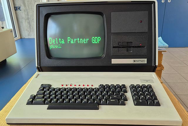 Na fotografiji je računalnik delta partner, ki ga je v 80. letih izdelovalo slovensko podjetje Iskra Delta.