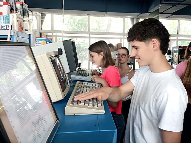 Dijak tipka na računalnik IBM, ki je bil zelo razširjen v 90. letih.
