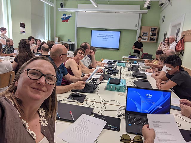 Selfi z udeleženci srečanja na začetku delavnice