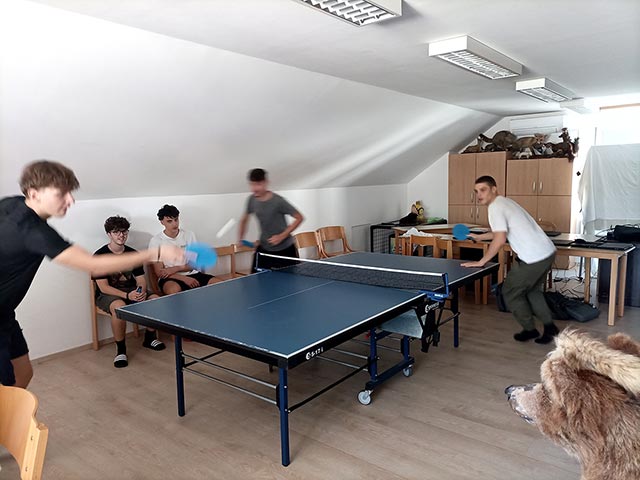Dijaki igrajo namizni tenis.