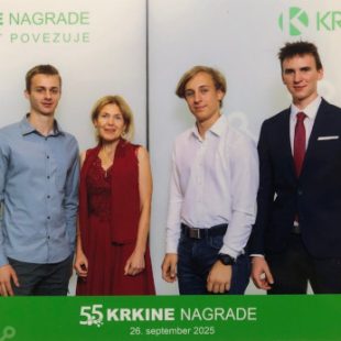 Dijaki Gimnazije Ledina, prejemniki prestižnih nagrad, skupaj z mentorico Niko Cebin