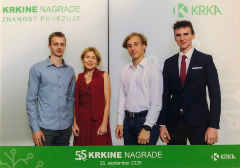 Dijaki Gimnazije Ledina, prejemniki prestižnih nagrad, skupaj z mentorico Niko Cebin