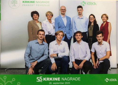 Skupinska fotografija nagrajencev Gimnazije Ledina in STPŠ Trbovlje z mentorji