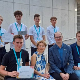 Zmagovalci mednarodne konference Cutting Edge – Young Minds 2025 skupaj z mentorjema
