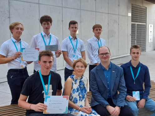 Zmagovalci mednarodne konference Cutting Edge – Young Minds 2025 skupaj z mentorjema
