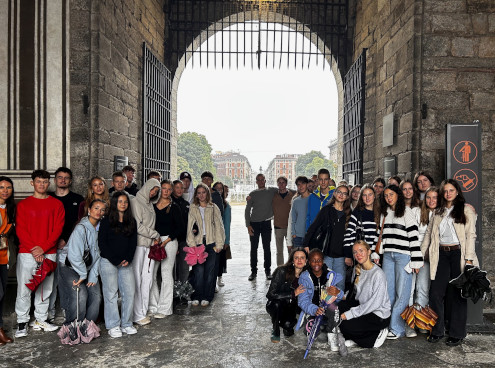 Skupinska fotografija pred vhodom v grad Sforza