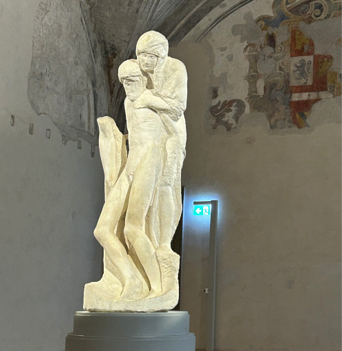 Michelangelova svetovno znana skulptura Pietá