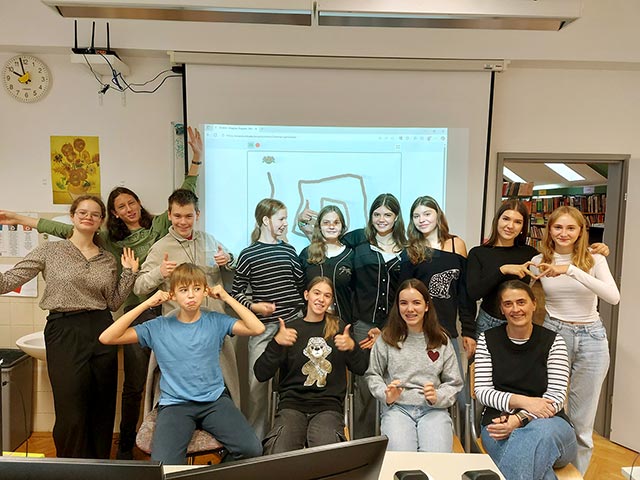Skupinska slika učencev, ki so se udeležili delavnice, in profesorice, ki je delavnico vodila.
