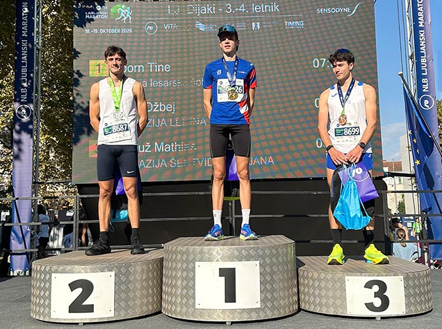 Trije dijaki stojijo na zmagovalnih stopničkah, okrog vratu nosijo medalje za prvo, drugo in tretje mesto.