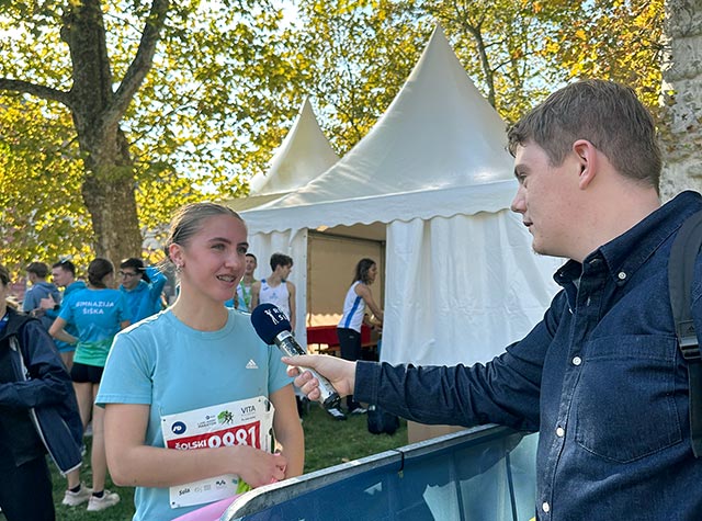 Novinar RTV Slovenija intervjuja eno od ledinskih tekmovalk.