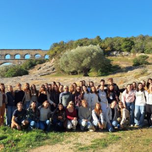 Skupinska fotografija pred znamenitim akvaduktom Pont du Gard