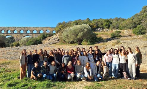 Skupinska fotografija pred znamenitim akvaduktom Pont du Gard