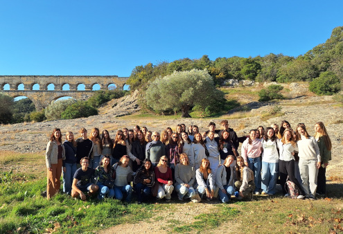 Skupinska fotografija pred znamenitim akvaduktom Pont du Gard