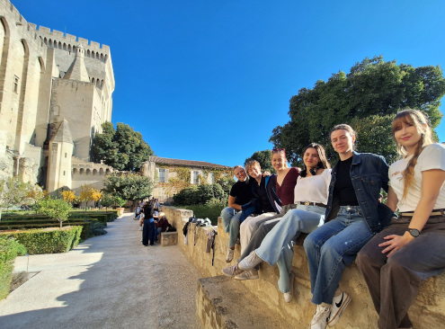 Počitek dijakinj in dijaka po sprehodu.