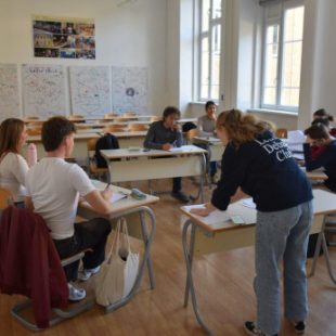 Debaterji Gimnazije Ledina med tekmovanjem