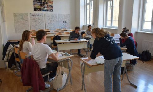 Debaterji Gimnazije Ledina med tekmovanjem