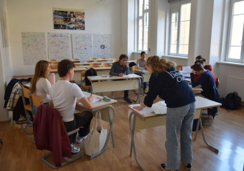 Debaterji Gimnazije Ledina med tekmovanjem