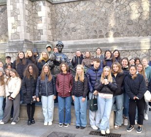 Skupinska fotografija ob kipu Molly Malone