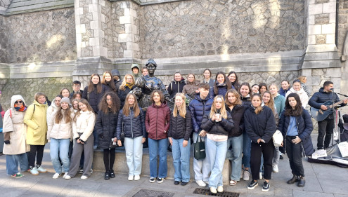 Skupinska fotografija ob kipu Molly Malone