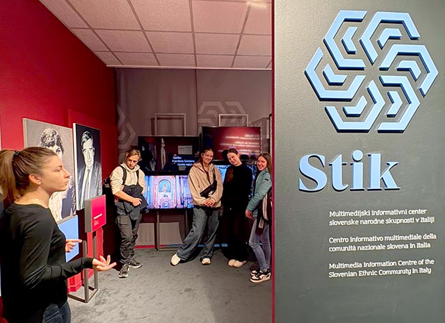 Dijaki poslušajo predstavitev v Narodnem domu.