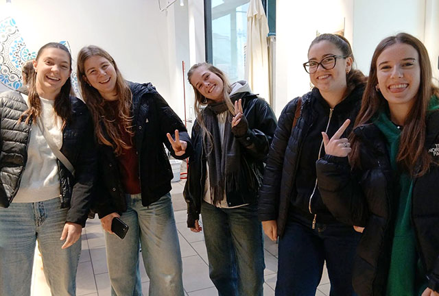 Nasmejane dijakinje tržaškega Liceja Antona Martina Slomška.