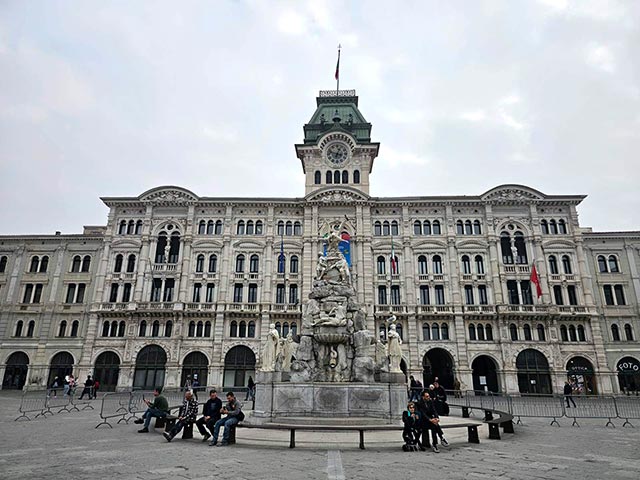 Lloydova palača na Trgu zedinjenja Italije 