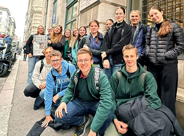 Skupinska fotografija ledincev in njihovih gostiteljev - dijakov Liceja Antona Martina Slomška.