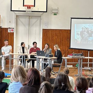Pogovor s štirimi bivšimi ledinci, ki sedijo v mali telovadnici pred številčnim občinstvom.
