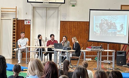 Pogovor s štirimi bivšimi ledinci, ki sedijo v mali telovadnici pred številčnim občinstvom.