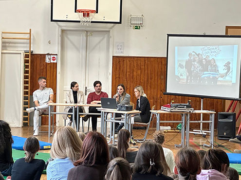 Pogovor s štirimi bivšimi ledinci, ki sedijo v mali telovadnici pred številčnim občinstvom.