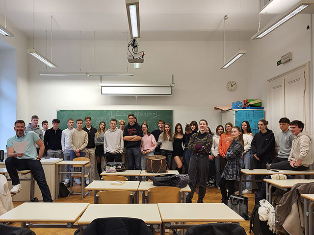 Skupinska fotografija dijakov v učilnici.