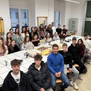 Dijaki 1. a ob slovenskem tradicionalnem zajtrku